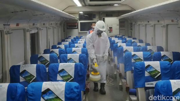 2 Petugas Berbaju 'Astronot' Semprotkan Disinfektan di Stasiun Cirebon