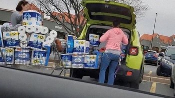 Siapapun kamu, tidak baik memborong seperti itu. Tisu toilet menjadi barang langka di AS karena diborong, padahal ini termasuk barang yang sangat dubutuhkan karena di sana, sebagian besar warga tidak memakai air di toilet. Foto: Bored Panda