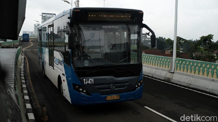 Bus TransJakarta di koridor 13