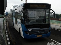 TransJ Jalur Langit Terlambat gegara Truk Mogok, Penumpang Numpuk di CSW