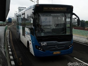 TransJ Jalur Langit Terlambat gegara Truk Mogok, Penumpang Numpuk di CSW