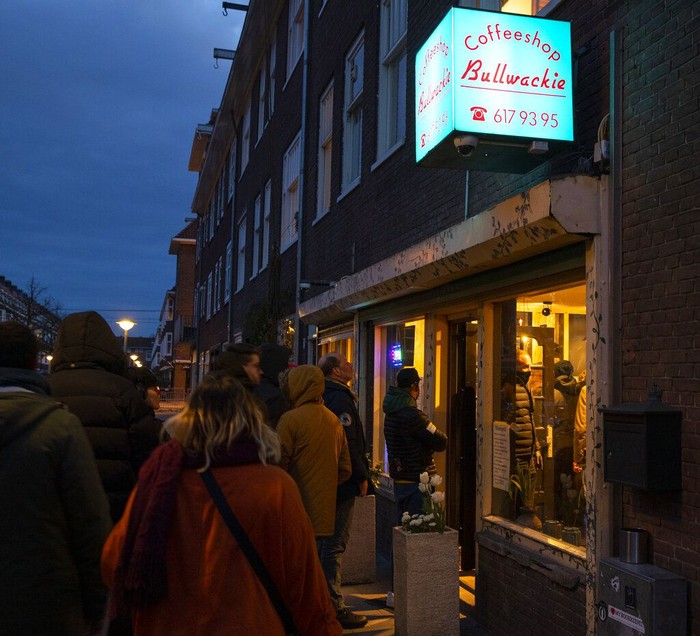 Belanda turut memberlakukan kebijakan lockdown guna cegah penyebaran Corona. Warga pun antre beli ganja agar tetap bisa rileks selama masa isolasi virus Corona.