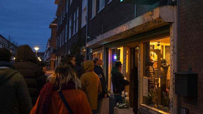 Belanda turut memberlakukan kebijakan lockdown guna cegah penyebaran Corona. Warga pun antre beli ganja agar tetap bisa rileks selama masa isolasi virus Corona.