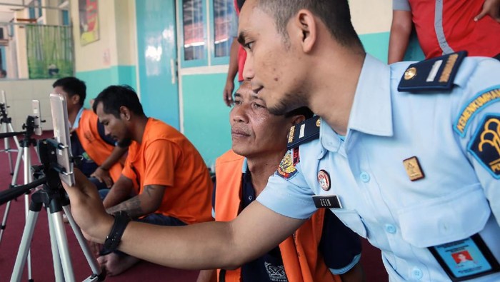 Lapas Kelas II B Blitar, tutup akses kunjungan keluarga imbas corona. Guna mudahkan napi bersilaturahmi dengan keluarga mereka diizinkan lakukan panggilan video
