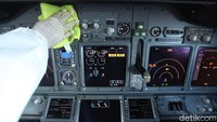 Panel-panel yang sering disentuh pilot juga ikut dibersihkan.