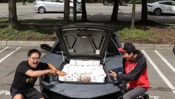 Mobil super pun dijadikan tempat untuk menampung tisu toilet. Mereka memang egois. Foto: Bored Panda