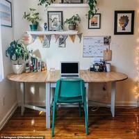 Pengguna Instagram dengan nama The Hidden Harmony berbagi foto area kerjanya seiring adanya seruan work from home karena menyebarnya virus Corona. Ruang kerjanya di New York ini terlihat begitu Instagramable dengan dekorasi kayu dan tanaman hijau mini. Foto: Instagram