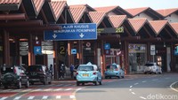 Kemudian, pencapaian kedua Bandara Soekarno-Hatta pada Skytrax World Airport Awards 2021 adalah meraih penghargaan The 2021 COVID-19 Airport Excellence Awards sebagai bandara yang mampu menerapkan protokol kesehatan terbaik, protokol higienis terbaik, dan protokol keamanan terbaik di tengah pandemi COVID-19. Rifkianto Nugroho/detikcom.