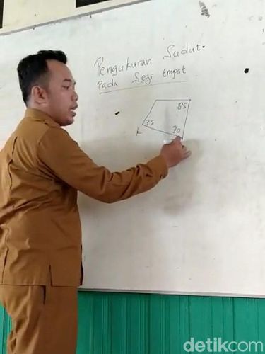 Guru tetap mengajar di kelas dengan menggunakan seragam ASN