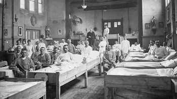 Tentara Serbia yang dirawat karena terkena Flu Spanyol. Ia disebut Flu Spanyol karena pertama kali dilaporkan media asal Madrid, Spanyol. Tapi kemudian ilmwuan meyakini asal sebenarnya adalah dari Kansas. Foto: National Archives