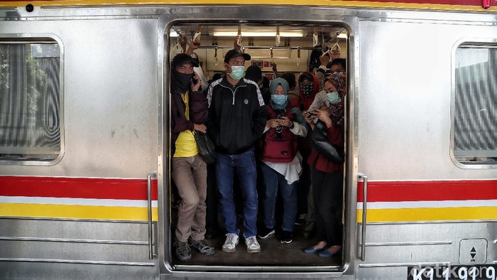 KRL masih menjadi salah satu transportasi publik yang banyak digunakan oleh masyarakat. Aktivitas penumpang KRL di sejumlah stasiun pun tampak normal.