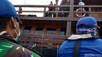 Suhu badan para turis asing akan diperiksa. Saat ini tim tengah mendekat ke kapal KM Damai untuk melakukan pemeriksaan.