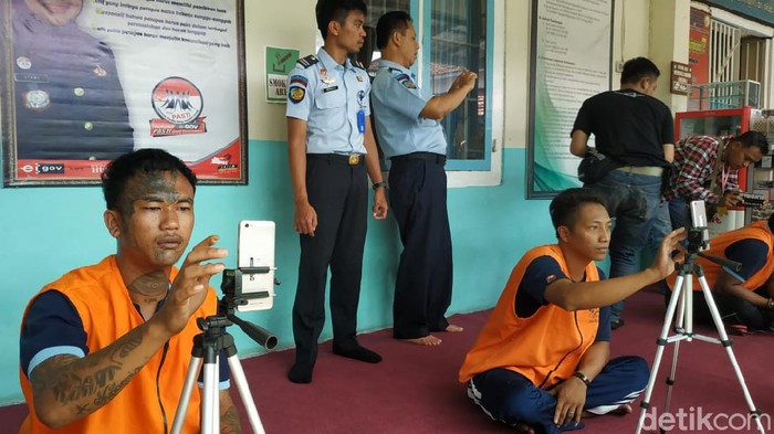 Lapas Klas 2B Blitar melarang siapa pun menjenguk warga binaan. Namun lapas menyediakan layanan video call gratis untuk melepaskan kerinduan para warga binaan pada keluarganya.
