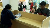 Sejumlah warga tampak sibuk menyiapkan berbagai berkas guna mengurus administrasi di Samsat Pondok Gede.