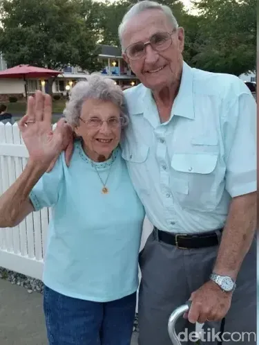 Terpisah Karena COVID-19, Pria Rayakan 67 Tahun Pernikahan dengan Istri yang Sedang Dirawat