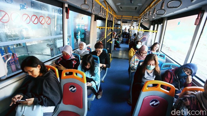 Pelayanan bus TransJakarta reguler di Terminal Pinang Ranti, Jakarta Timur, Selasa (17/3/2020), kembali normal. Setelah sebelumnya sempat terjadi penumpukan penumpang karena pengurangan jam layanan akibat Pandemi Corona.