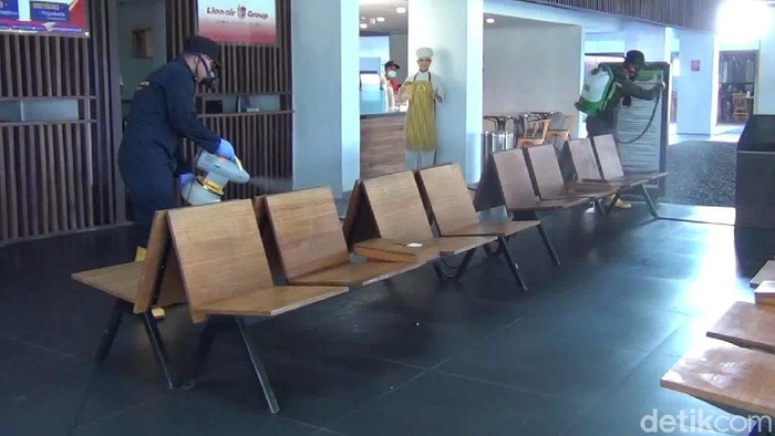 bandara banyuwangi disemprot disinfektan