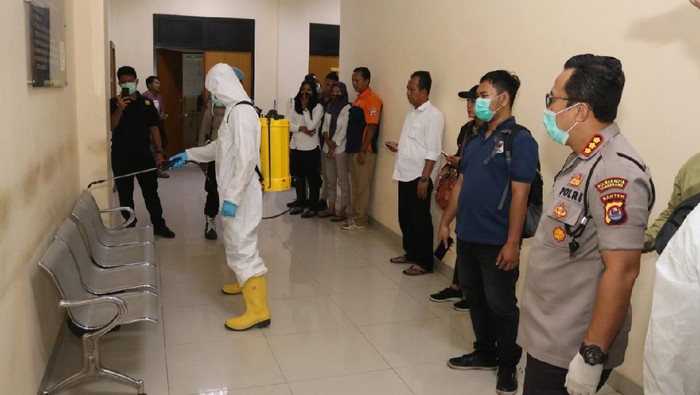Penyemprotan disinfektan di Polresta Tangerang untuk mencegah penyebaran Corona (Dok. Istimewa)