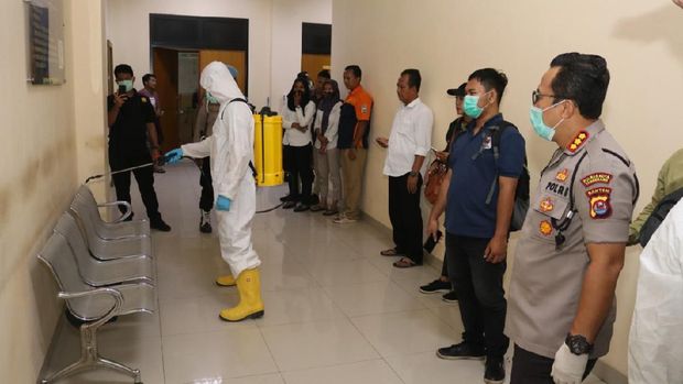 Antisipasi Corona, Polresta Tangerang Semprot Disinfektan-Siagakan Ambulans