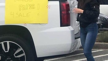 Kok ada orang yang bertingkah begini? tulis netizen. Foto: Bored Panda