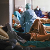 Pada 8 Maret 2020, seorang pria di China yang berusia 100 tahun berhasil sembuh total setelah dirawat selama dua minggu karena virus corona. Pria asal Wuhan tersebut harus mendapat perawatan intensif karena dia juga mengidap Alzheimer, darah tinggi dan gangguan jantung. Seperti dikutip dari NY Post, pasien mendapat pengobatan antiviral, terapi plasma dan obat-obatan herbal. Foto: ilustrasi/AP Photo