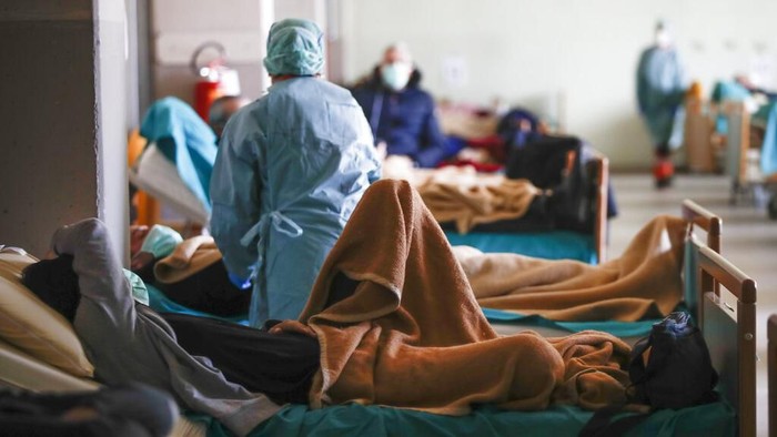 Italia jadi salah satu negara dengan jumlah kasus COVID-19 yang cukup tinggi di luar China. Petugas medis di negara itu bahu membahu rawat pasien virus corona.