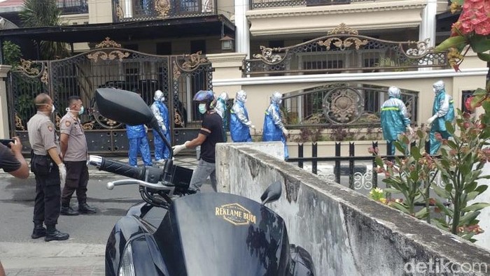 Seorang warga Bukittinggi dievakuasi ke RSAM Bukittinggi karena punya gejala Corona (dok. Istimewa)