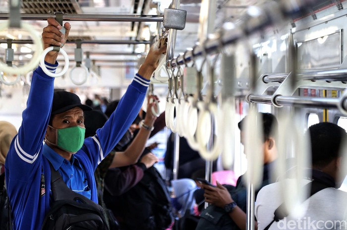 KRL masih menjadi salah satu transportasi publik yang banyak digunakan oleh masyarakat. Aktivitas penumpang KRL di sejumlah stasiun pun tampak normal.