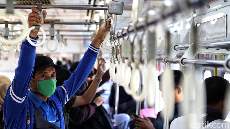 KRL masih menjadi salah satu transportasi publik yang banyak digunakan oleh masyarakat. Aktivitas penumpang KRL di sejumlah stasiun pun tampak normal.