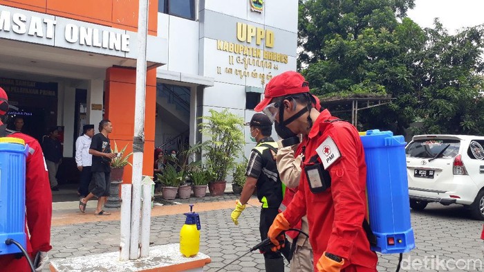 Masjid dan Fasum di Brebes disemprot disinfektan