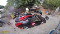 Setelah modifikasinya jadi, mobil tersebut pun langsung dites jalan. Dan ternyata bisa dijalankan, lho, detikers, tapi tidak menggunakan mesin konvensional melainkan dikayuh seperti sepeda. Foto: Youtube HET TV