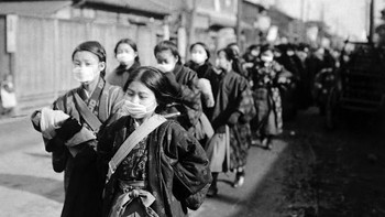 Siswa di sekolah Jepang juga memakai masker. Angka kematian bahkan ada yang menyebut tembus 100 juta orang. Foto: National Archives