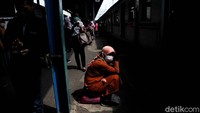 Tak sedikit warga yang masih tetap harus bekerja maupun beraktivitas di luar ruangan memilih menggunakan KRL untuk menuju ke kantor maupun tempat tujuan lainnya.