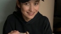 Di laman instagramnya, Olga memang sering membagikan kegiatannya. Termasuk momen kuliner seru bersama dengan teman-temannya.Foto: Instaram @olgakurylenkoofficial