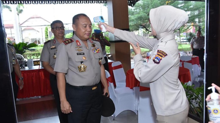 Kapolda Kalimantan Selatan Irjen Yazid Fanani dan jajarannya mengikuti pemeriksaan suhu tubuh.