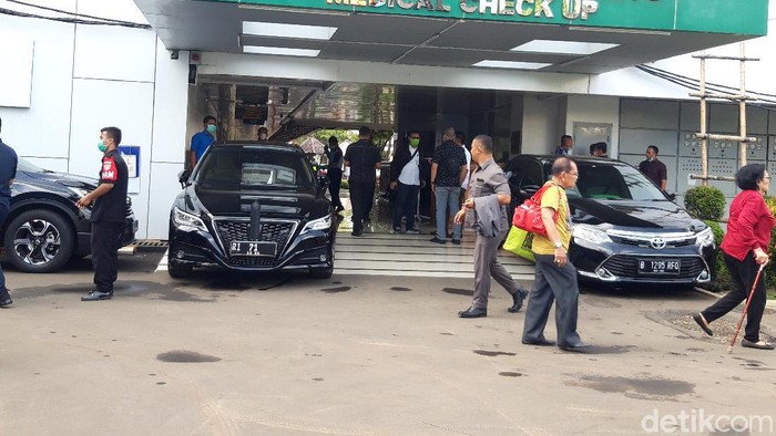 Mobil berpelat RI-71 merapat ke RSPAD Gatot Soebroto.