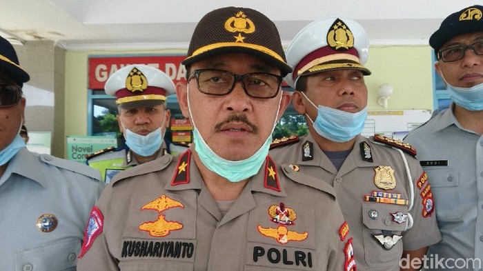 Kasubdit Gakkum Korlantas Polri Brigjen Kusharyanto dalam olah tkp kecelakaan bus ALS menabrak truk kontainer di Tol Merak.