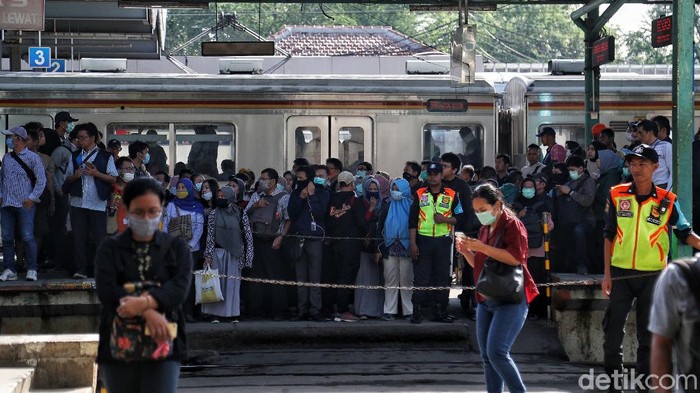 KRL masih menjadi salah satu transportasi publik yang banyak digunakan oleh masyarakat. Aktivitas penumpang KRL di sejumlah stasiun pun tampak normal.