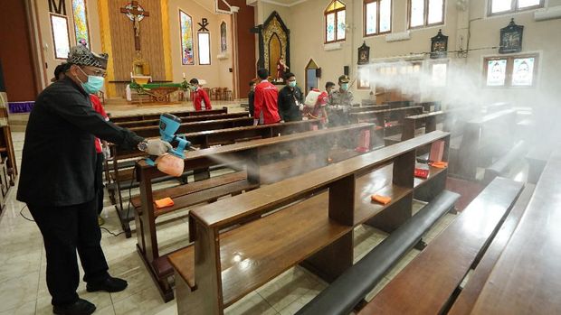 Gereja juga disemprot disinfektan