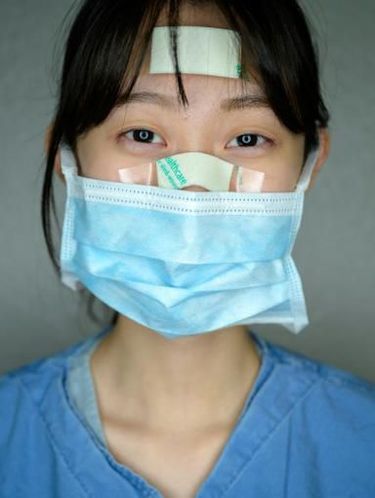 Foto Perban di Wajah, Penghargaan untuk Perawat Virus Corona yang Bikin Haru