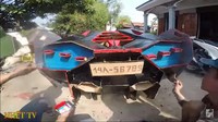 Si modifikator tampak sebisa mungkin meniru detail dari mobil supercar ini. Mulai dari area head lamp sampai kisi-kisi dari mobil. Mobil sportcar itu akhirnya selesai dan dia memberikan sentuhan akhir dengan menempelkan pelat nomor.Foto: Youtube HET TV