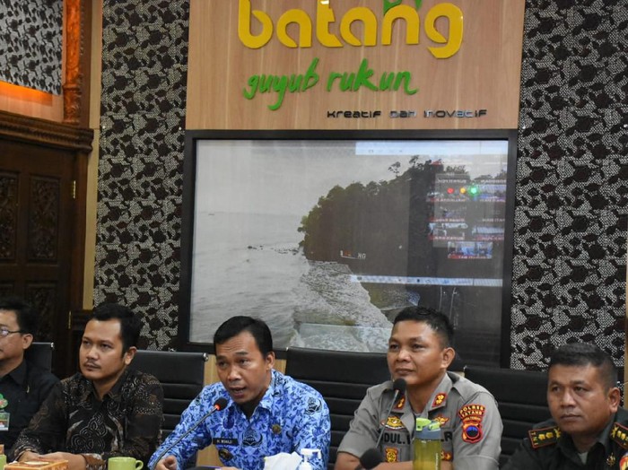 Forkominda Kabupaten Batang saat teleconfrence dengan Gubernur Jawa Tengah terkait Virus Corona, Selasa (17/3/2020).