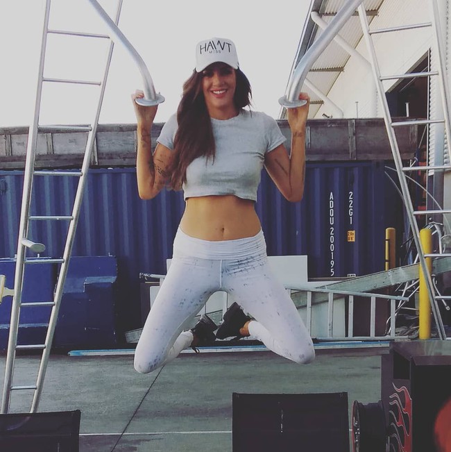 Ibu anak satu ini terus bekerja terus-menerus sebagai penari telanjang, tetapi selalu dihantui dengan ketakutan dan kerahasiaan atas pekerjaannya itu. Ia pun takut dengan asumsi orang lain yang menyebutkan bahwa penari striptis berarti memberikan layanan seksual. Foto: Instagram