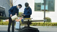 China memanfaatkan kemajuan teknologi yang mereka miliki untuk melawan virus corona. Kendaraan robot ini salah satunya, digunakan untuk menyemprot cairan disinfektan (AP/Aaron Favila)