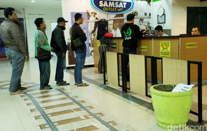 Samsat di Mal Atrium Pondok Gede tetap buka melayani warga. Sejumlah warga pun tampak mendatangi samsat tersebut untuk mengurus berbagai administrasi.