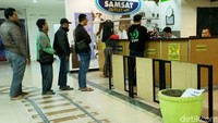 Di tengah imbauan untuk bekerja di rumah guna mencegah penyebaran virus corona, layanan di Samsat Pondok Gede tampak beroperasi normal.