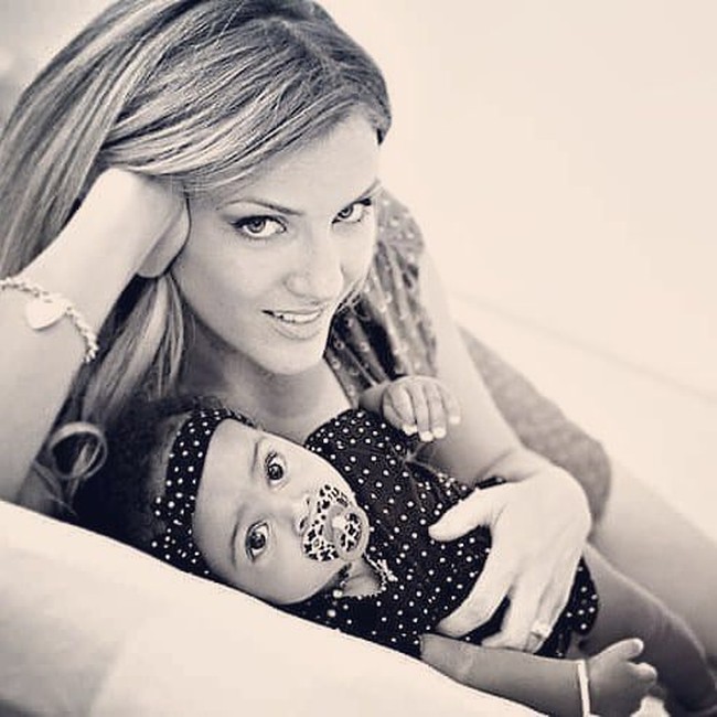 Model asal Australia ini beralih ke tarian eksotis untuk menambah penghasilannya dan memastikan dirinya mampu menghidupi putrinya. Setelah belasan tahun bergelut sebagai penari striptis, tahun lalu Mercedes memutuskan untuk keluar dari kariernya. Foto: Instagram