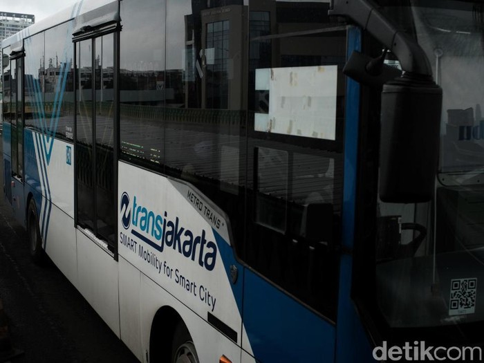 Bus TransJakarta di koridor 13