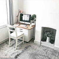 Ada juga mereka yang berkerja di sudut ruangan dengan dekorasi simpel. Seperti Amanda di Inggris yang berbagi foto work from home di Instagramnya ini. Foto: Instagram