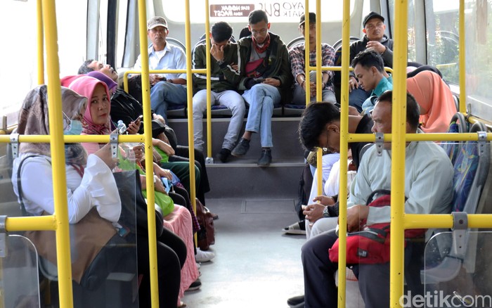 Transportasi massal Trans Metro Bandung (TMB) masih beroperasi normal. Walaupun begitu, terjadi penurunan jumlah penumpang.